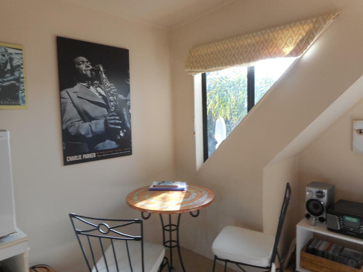 Отель The Jazz Loft Onetangi Экстерьер фото
